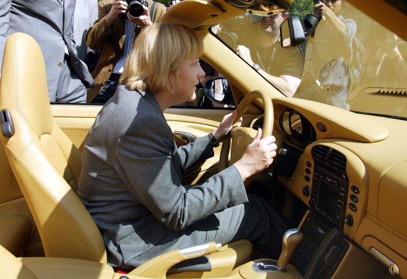 Štutgarte, Vācija - 2002.gada 11.jūlijā, Angela Merkele izmēģina "Porsche 911" sava apmeklējuma laikā rūpnīcā Porsche