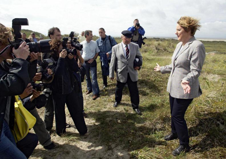 Angela Merkele pozē fotogrāfiem savas vizītes laikā Borkumas salā Vācijā Ziemeļjūrā, 2004.gads