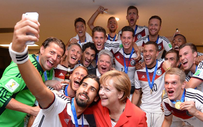 Riodežaneiro, Brazīlija. Vācijas kanclere Angela Merkele Valsts prezidenta Joahims Hauks svin Vācijas uzvaru futbola spēlē 2014. gadā FIFA World Cup Brazil finālā 2014.gada 13.jūlijs